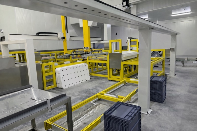 Automation floor with tray handling equipment and yellow safety framework